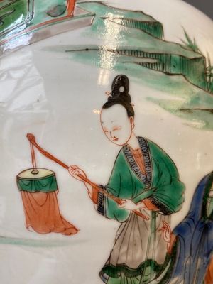 Vase en porcelaine de Chine famille verte au couvercle et socle en bois ajouré, Kangxi — photo 11
