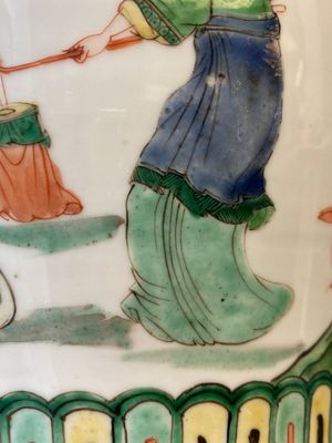 Vase en porcelaine de Chine famille verte au couvercle et socle en bois ajouré, Kangxi — photo 15