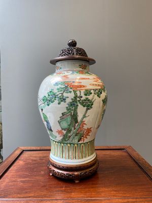 Vase en porcelaine de Chine famille verte au couvercle et socle en bois ajouré, Kangxi — photo 2