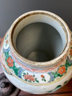 Vase en porcelaine de Chine famille verte au couvercle et socle en bois ajouré, Kangxi — photo 5