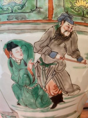 Vase en porcelaine de Chine famille verte au couvercle et socle en bois ajouré, Kangxi — photo 9