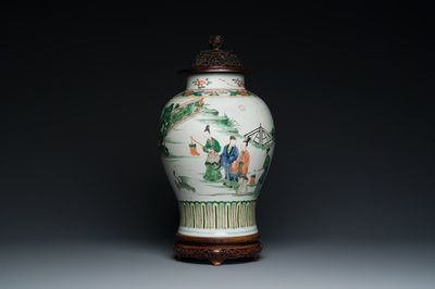 Vase en porcelaine de Chine famille verte au couvercle et socle en bois ajouré, Kangxi