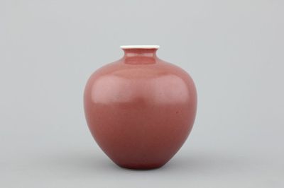Vase en porcelaine de Chine monochrome à décor "peach bloom", 19e