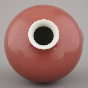 Vase en porcelaine de Chine monochrome à décor "peach bloom", 19e — photo 3