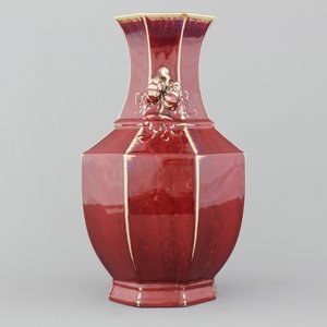 Vase en porcelaine de Chine, monochrome rouge, avec anses en forme de pêche, 18e-19e — photo 2