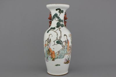 Vase en porcelaine de Chine polychrome à décor de dames dans un jardin, 19e