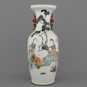 Vase en porcelaine de Chine polychrome à décor de dames dans un jardin, 19e — photo 1