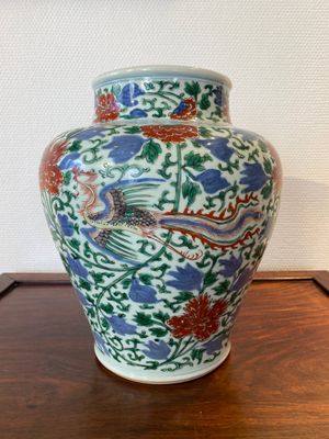 Vase en porcelaine de Chine wucai à décor de phénix et de pivoines, époque Transition — photo 1
