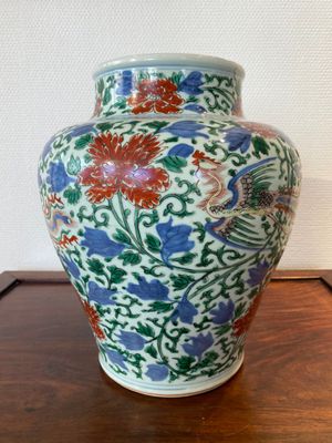 Vase en porcelaine de Chine wucai à décor de phénix et de pivoines, époque Transition — photo 2
