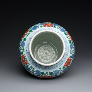 Vase en porcelaine de Chine wucai à décor de phénix et de pivoines, époque Transition — photo 5