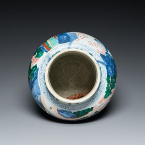 Vase en porcelaine de Chine wucai à décor des 'huit immortels', époque Transition — photo 5
