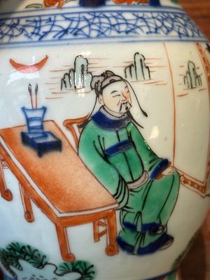 Vase en porcelaine de Chine wucai à décor figuratif et calligraphie, 19ème — photo 8