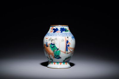 Vase en porcelaine de Chine wucai à décor figuratif et calligraphie, 19ème