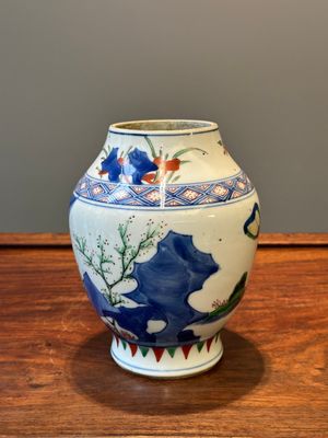 Vase en porcelaine de Chine wucai à décor figuratif et calligraphie, période Transition — photo 4