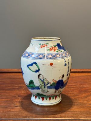 Vase en porcelaine de Chine wucai à décor figuratif et calligraphie, période Transition — photo 5