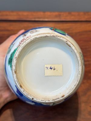 Vase en porcelaine de Chine wucai à décor figuratif et calligraphie, période Transition — photo 8