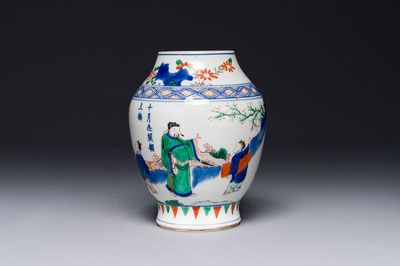 Vase en porcelaine de Chine wucai à décor figuratif et calligraphie, période Transition