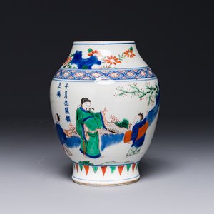 Vase en porcelaine de Chine wucai à décor figuratif et calligraphie, période Transition — photo 1