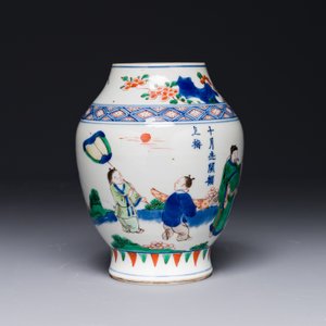 Vase en porcelaine de Chine wucai à décor figuratif et calligraphie, période Transition — photo 2