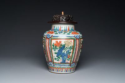 Vase en porcelaine de Chine wucai au couvercle en bois, époque Transition