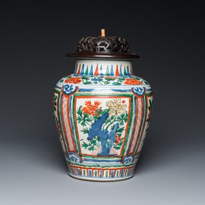 Vase en porcelaine de Chine wucai au couvercle en bois, époque Transition — photo 1