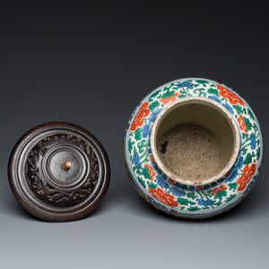 Vase en porcelaine de Chine wucai au couvercle en bois, époque Transition — photo 6