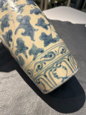Vase en porcelaine de Vietnam ou Annam à décor floral en bleu et blanc, 14/15ème — photo 1