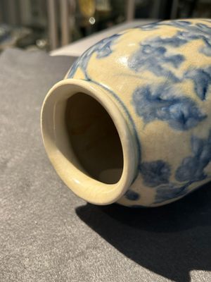 Vase en porcelaine de Vietnam ou Annam à décor floral en bleu et blanc, 14/15ème — photo 4