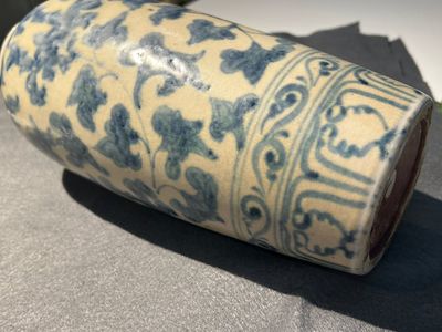 Vase en porcelaine de Vietnam ou Annam à décor floral en bleu et blanc, 14/15ème — photo 6