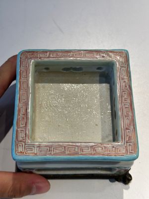 Vase et socle en porcelaine de Chine famille rose à monture bronze dorée, Yongzheng — photo 21