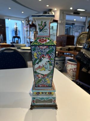 Vase et socle en porcelaine de Chine famille rose à monture bronze dorée, Yongzheng — photo 3