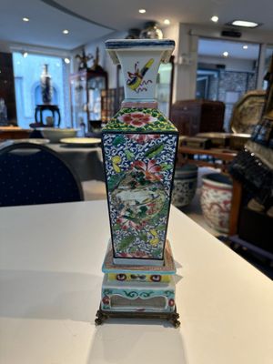 Vase et socle en porcelaine de Chine famille rose à monture bronze dorée, Yongzheng — photo 4