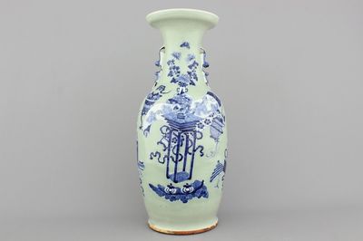 Vase fin céladon avec objets de lettrés, Chine, 19e-20e