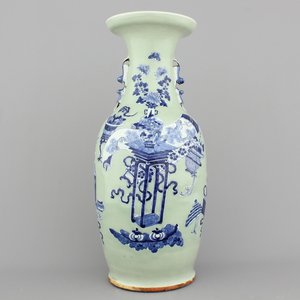Vase fin céladon avec objets de lettrés, Chine, 19e-20e — photo 1