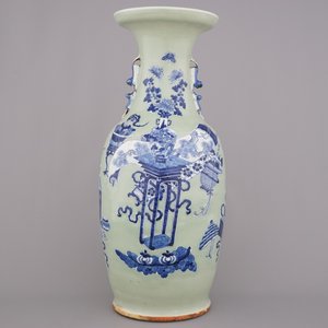Vase fin céladon avec objets de lettrés, Chine, 19e-20e — photo 2