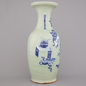 Vase fin céladon avec objets de lettrés, Chine, 19e-20e — photo 5