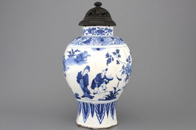 Vase fin en faïence de Delft, bleu et blanc avec chinoiserie, style Ming, env. 1700