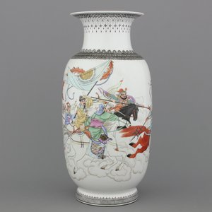 Vase fin en porcelaine de Chine avec guerriers, 20e — photo 1