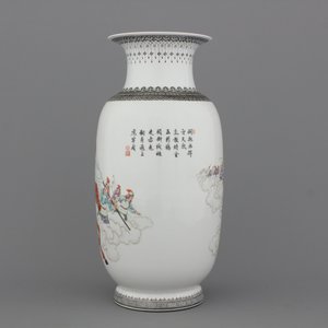 Vase fin en porcelaine de Chine avec guerriers, 20e — photo 2