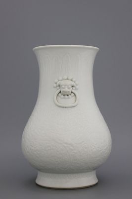 Vase hu en blanc de Chine à décor anhua, 18e-19e