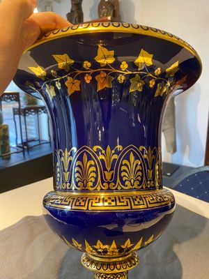 Vase Médici en porcelaine de Sèvres à décor doré sur fond bleu, France, daté 1847 et 1853 — photo 3