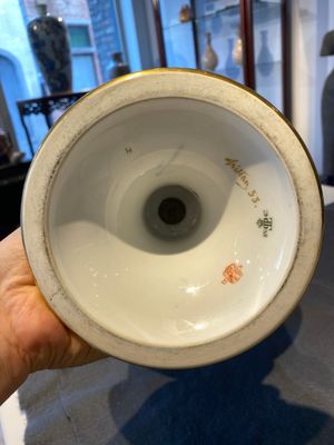 Vase Médici en porcelaine de Sèvres à décor doré sur fond bleu, France, daté 1847 et 1853 — photo 8