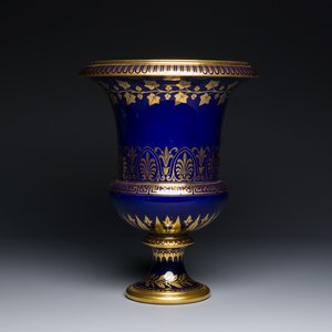 Vase Médici en porcelaine de Sèvres à décor doré sur fond bleu, France, daté 1847 et 1853 — photo 3