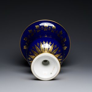 Vase Médici en porcelaine de Sèvres à décor doré sur fond bleu, France, daté 1847 et 1853 — photo 7