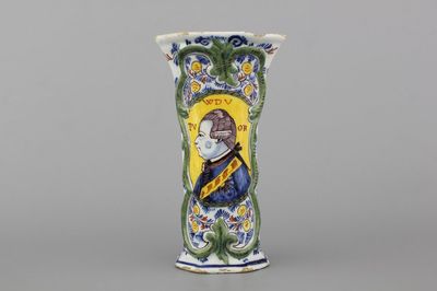 Vase orangiste rare en faïence de Delft, décor portrait royal, 18e