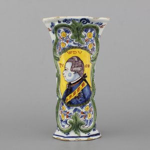 Vase orangiste rare en faïence de Delft, décor portrait royal, 18e — photo 1