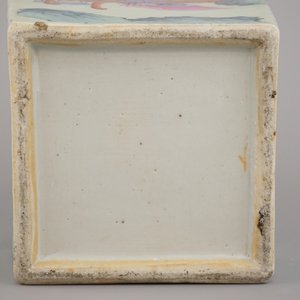 Vase quadrangulaire en porcelaine de Chine, famille rose, 19e — photo 2
