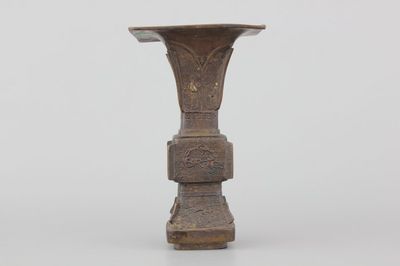 Vase rectangulaire chinois en bronze, fin Ming ou dynastie Qing
