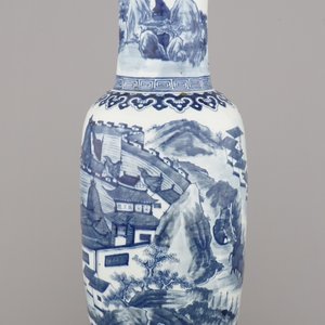 Vase rouleau à décor de paysage en porcelaine de Chine, bleu et blanc, 19e — photo 2