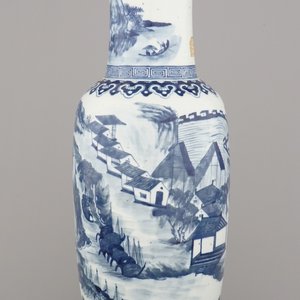 Vase rouleau à décor de paysage en porcelaine de Chine, bleu et blanc, 19e — photo 3